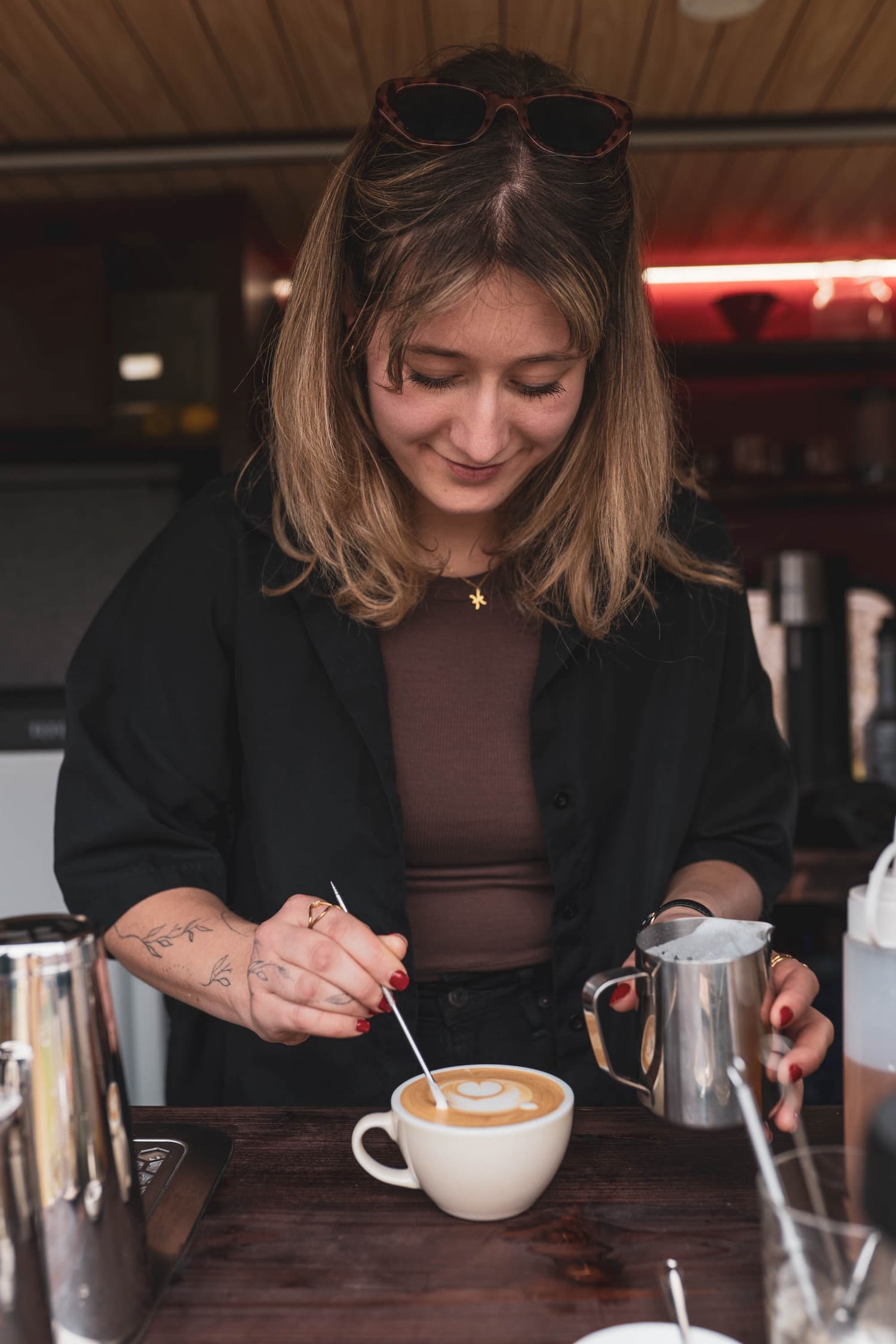 Baristka Alena připravuje kávu